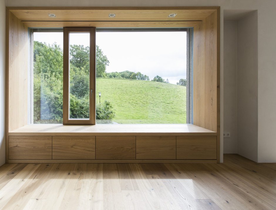 Деревянное окно на кухне