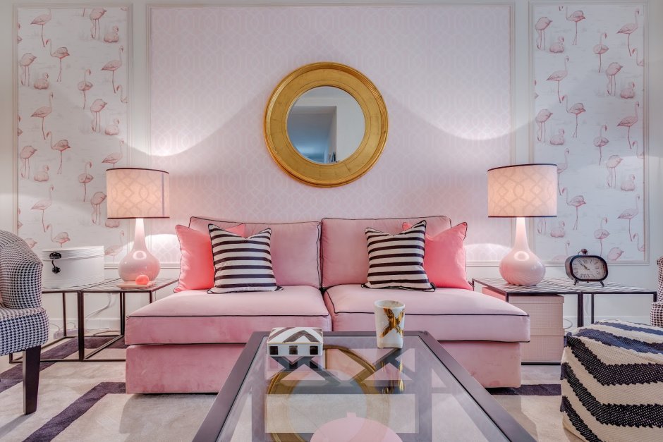 Картины в интерьере гостиной в розовом цвете