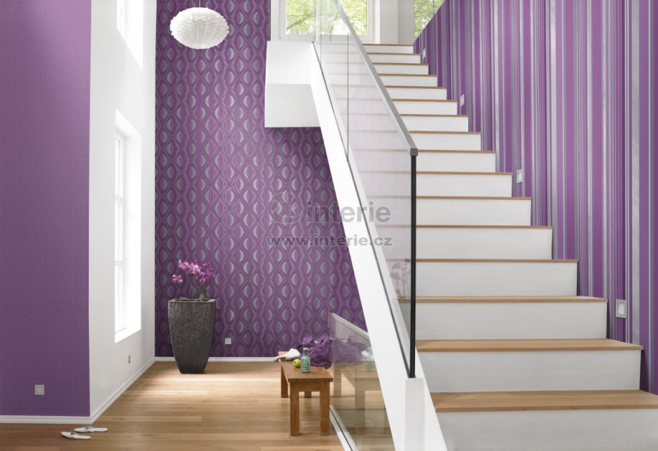 Лестница фиолетового цвета