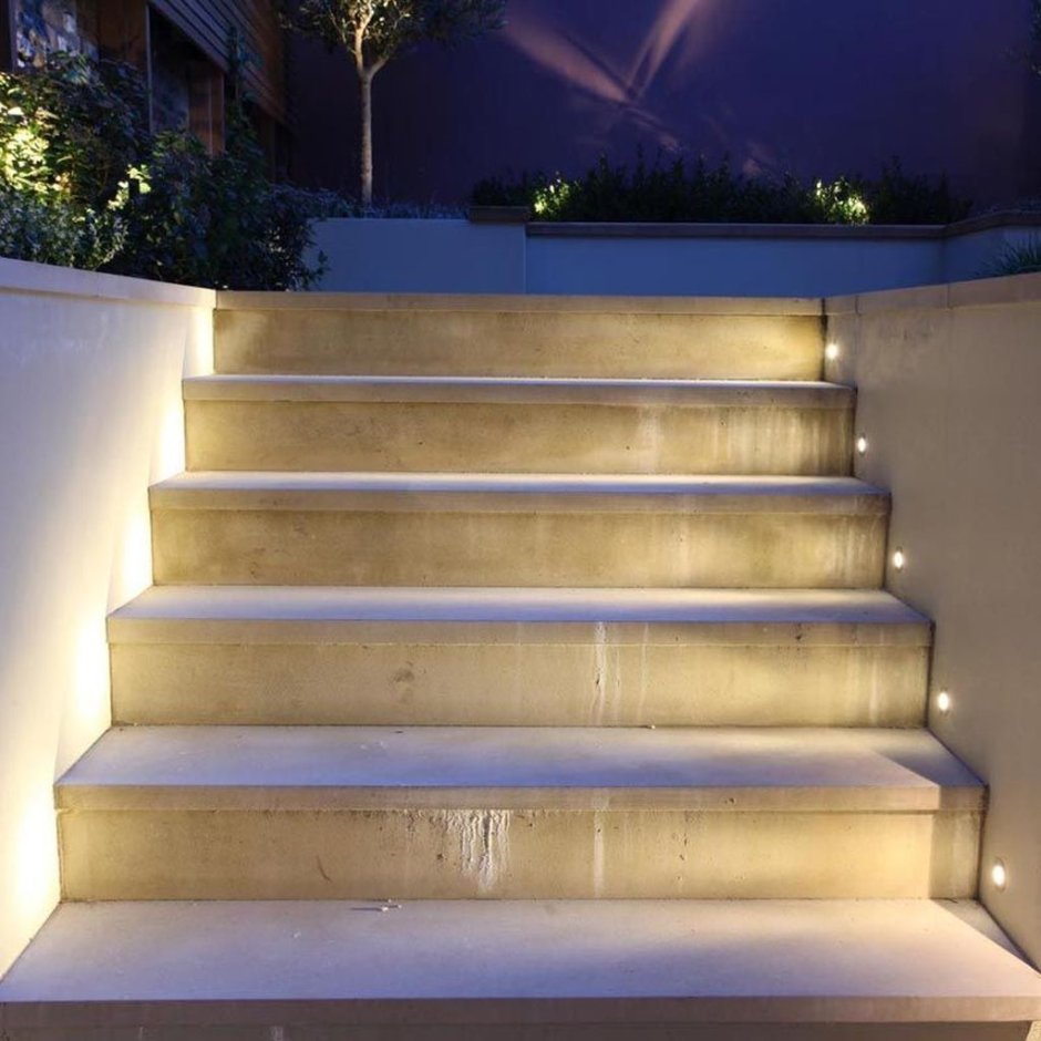 Подсветка уличных ступеней лестницы