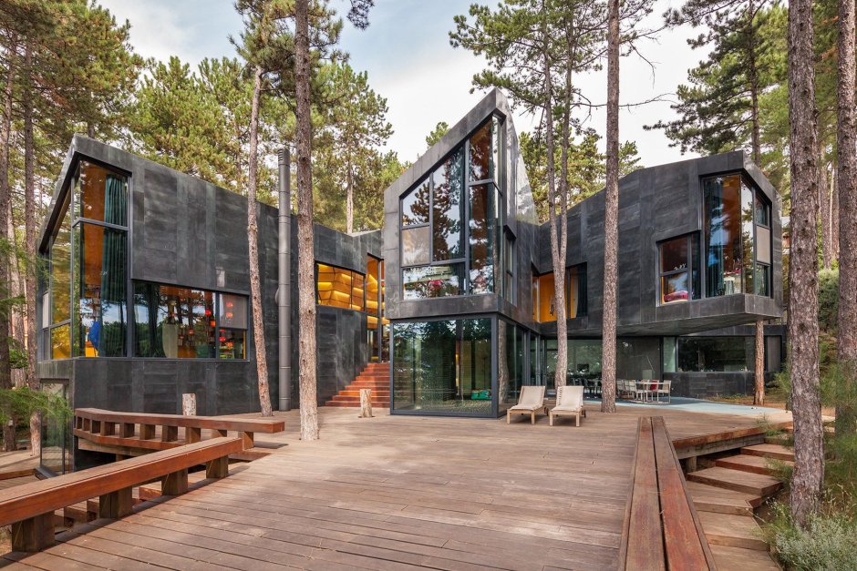 Дом в стиле лофт в лесу