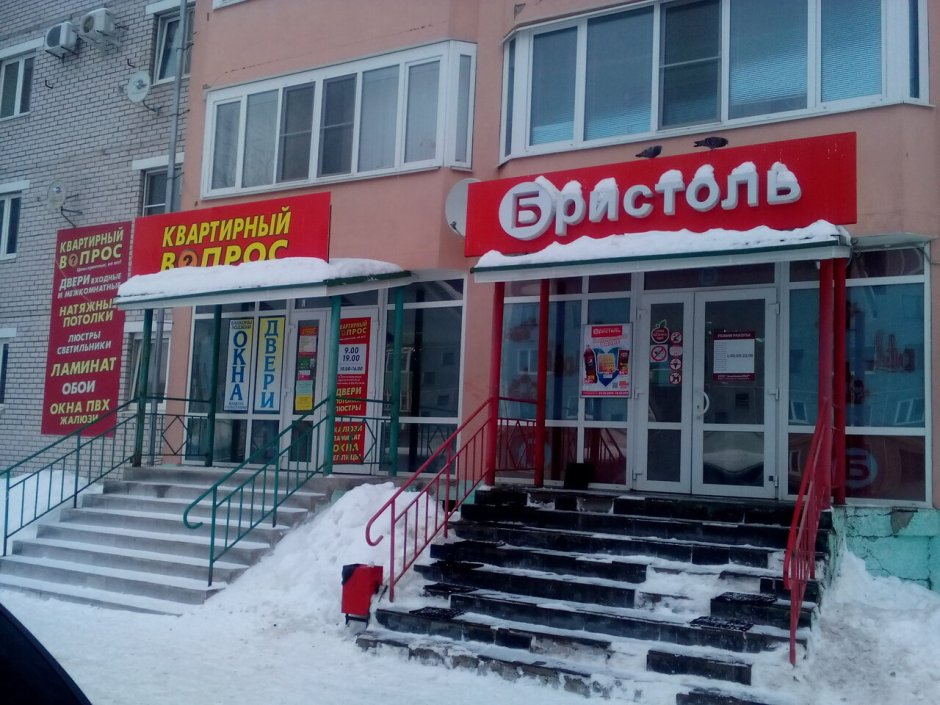 Стык двух видов обоев на одной стене