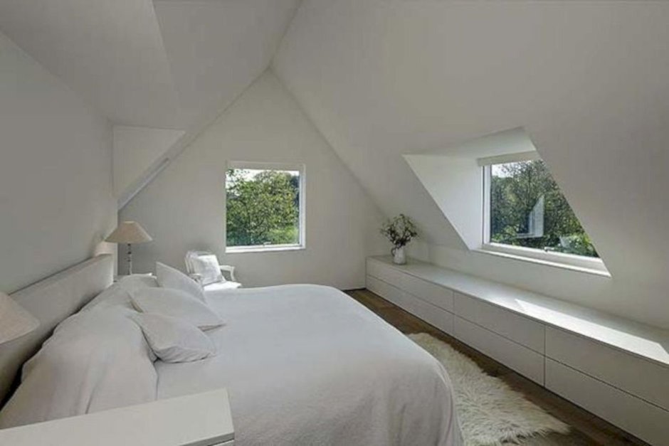Красивая спальня в мансарде