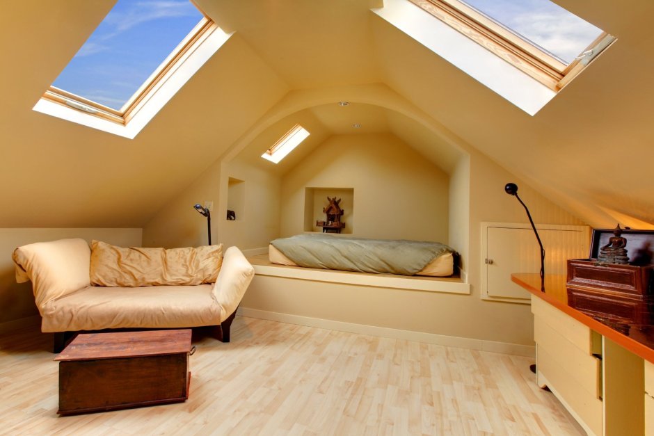 Интерьер спальни на мансарде с двускатной крышей