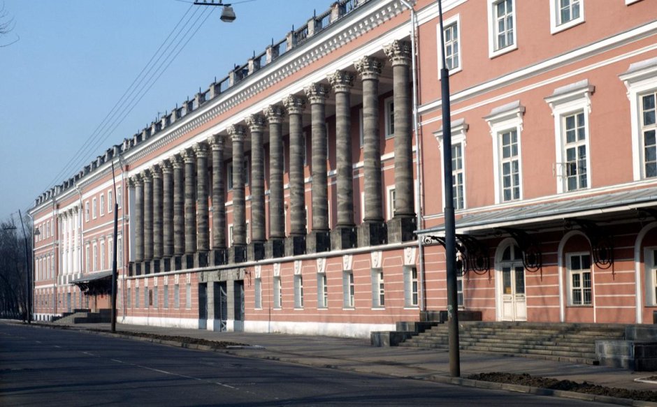 Лефортовский дворец (1698).
