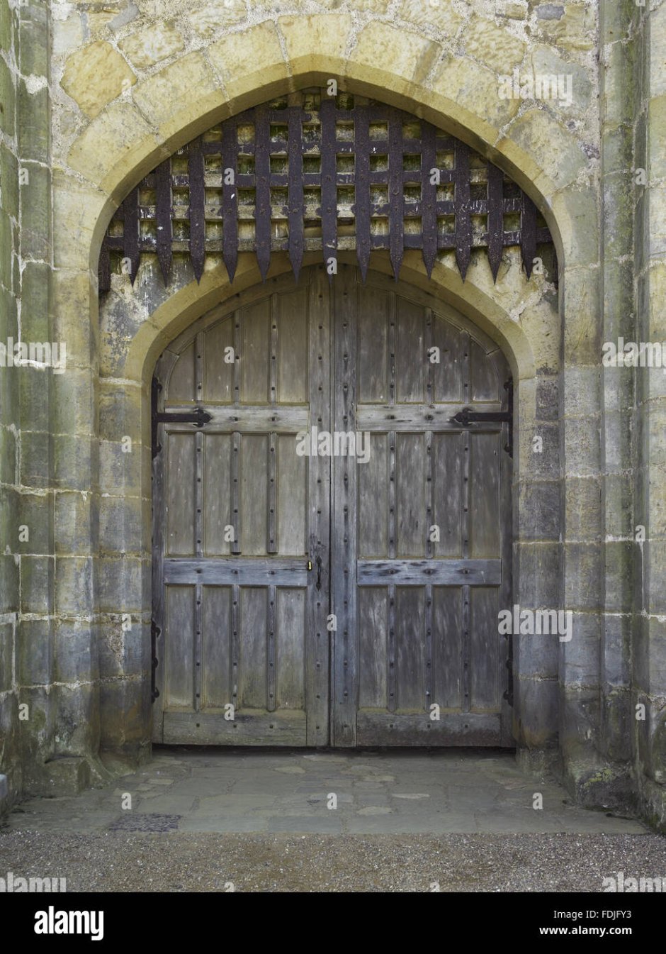 Средневековые ворота с решеткой