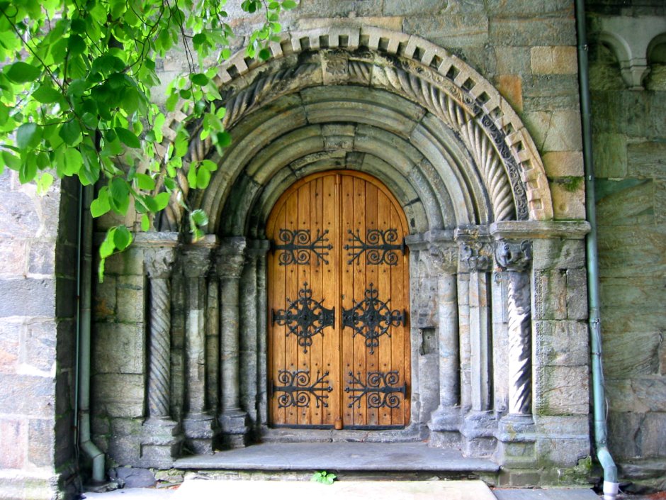 Средневековые деревянные ворота