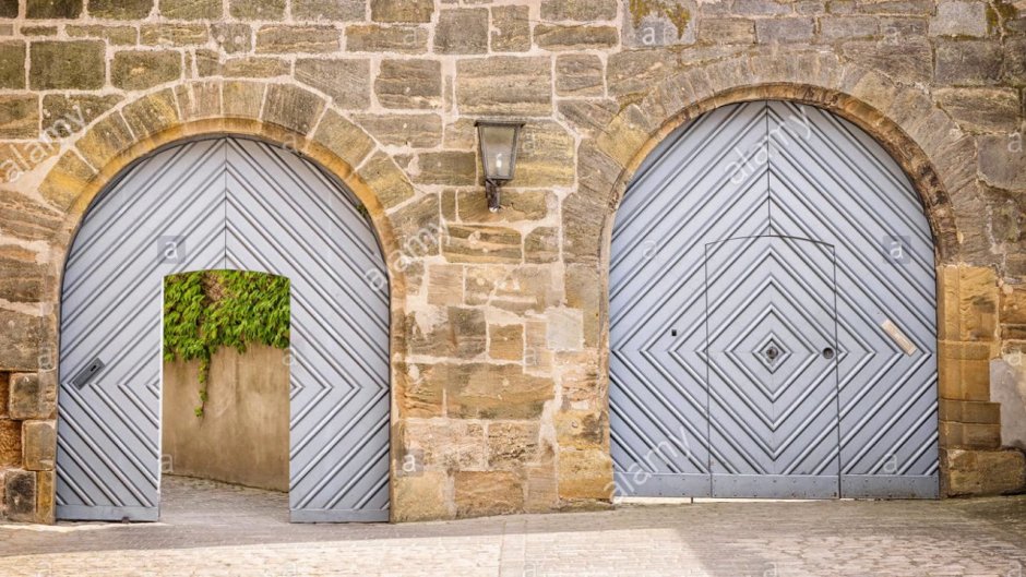 Старинные двери в замках
