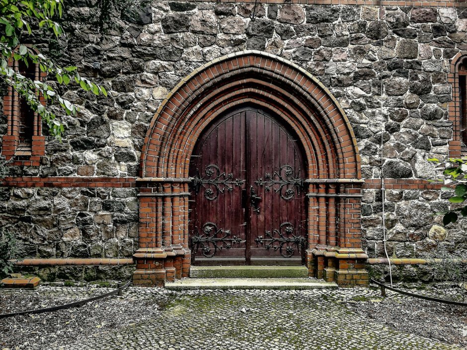 Каменная стена с дверью