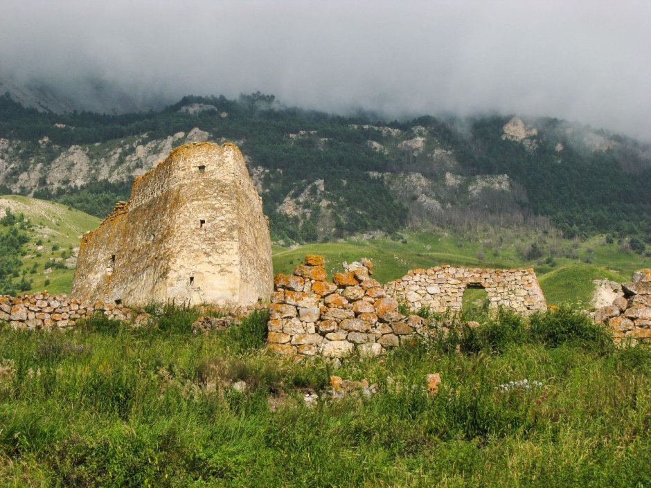 Замок Фрегат в село Ханаз Северная Осетия