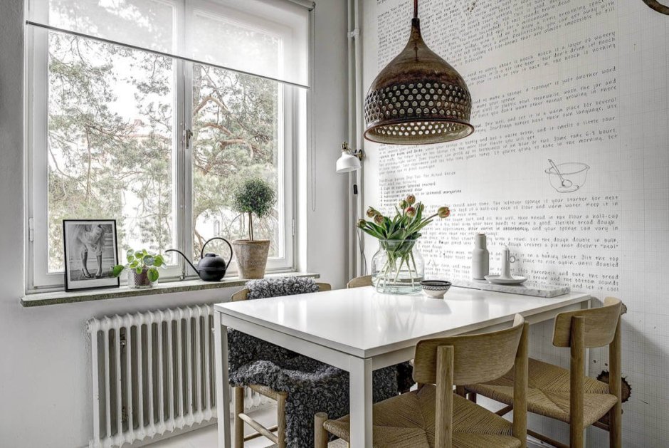 Столовая зона в маленькой кухне в скандинавском стиле