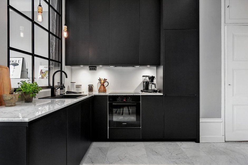 Встроенная кухня серого цвета