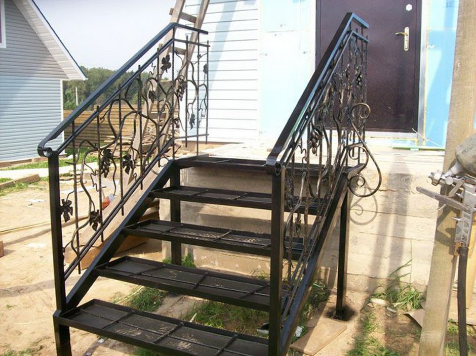Уличная лестница на металлическом каркасе