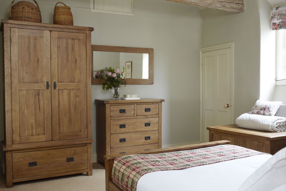 Маленькая спальня с деревянной мебелью