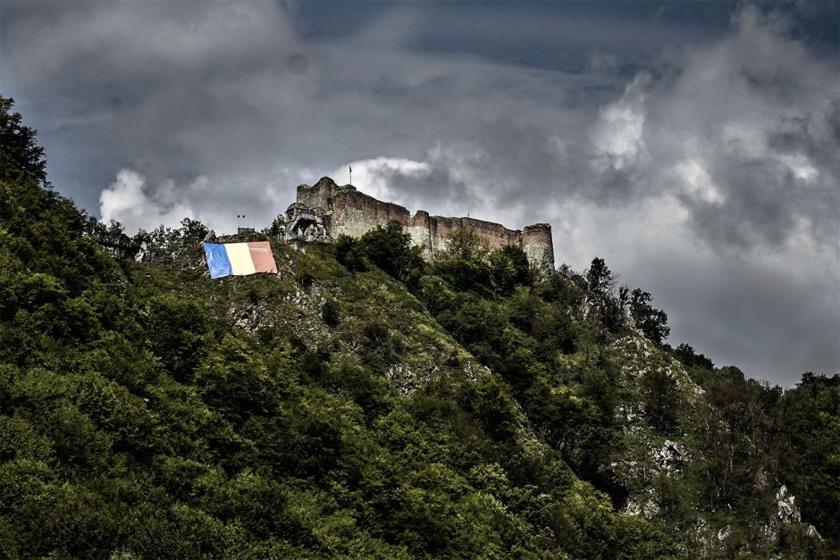 Замок в Молдавии а через реку Румыния