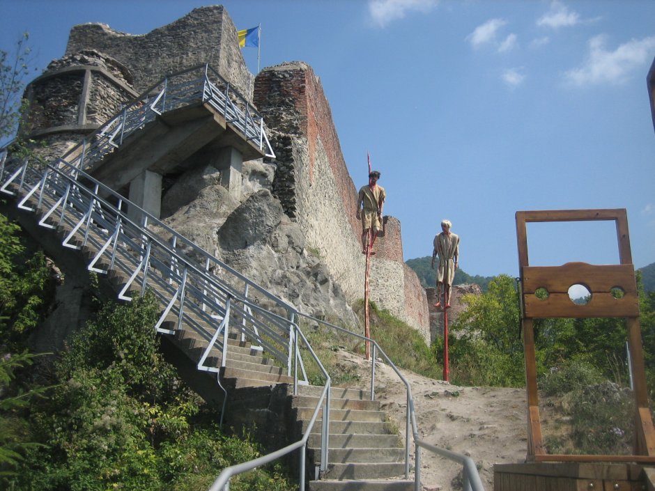 Замок Поенари в Румынии реконструкция