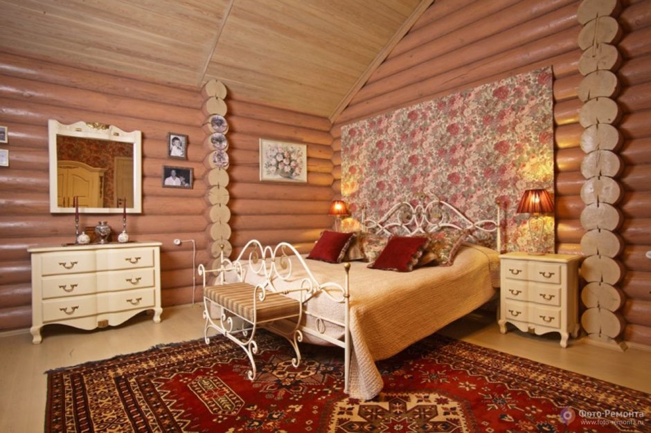 Интерьер гостиной в деревянном доме из бревна