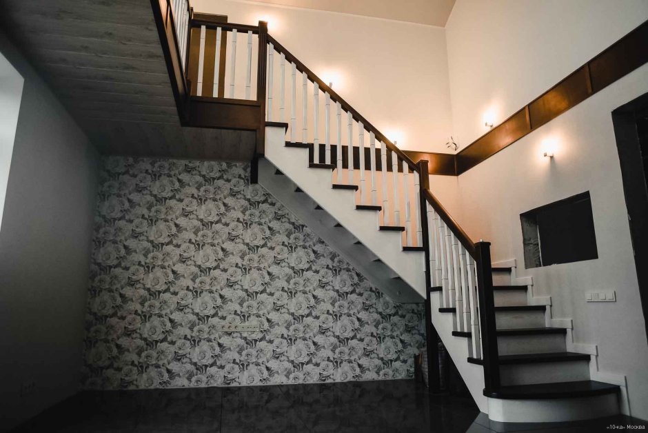 Темная лестница в частном доме