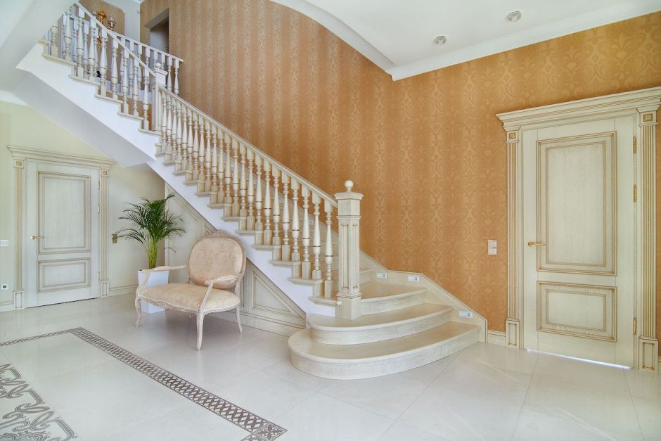 Лестницы в классическом стиле на второй этаж