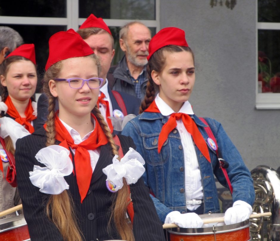 Плакат ко Дню пионерии