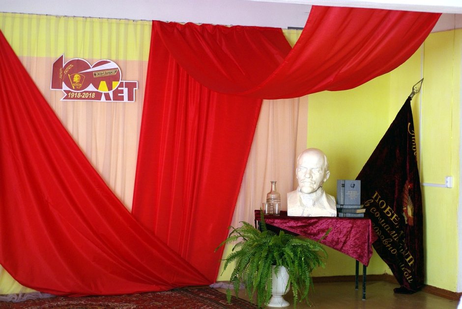 Украшение сцены в стиле пионерии