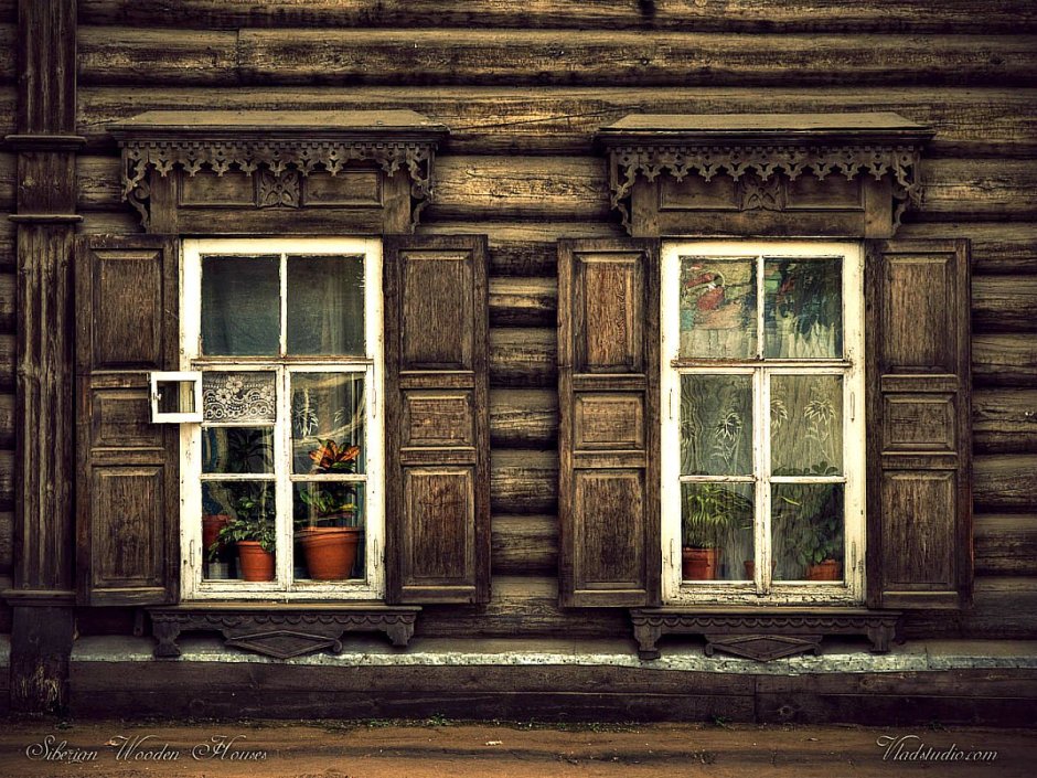 Бревенчатая стена с окном в избе