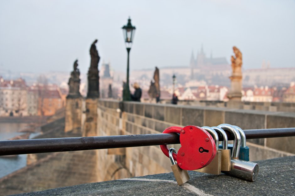 Карлов мост Прага вешают замки