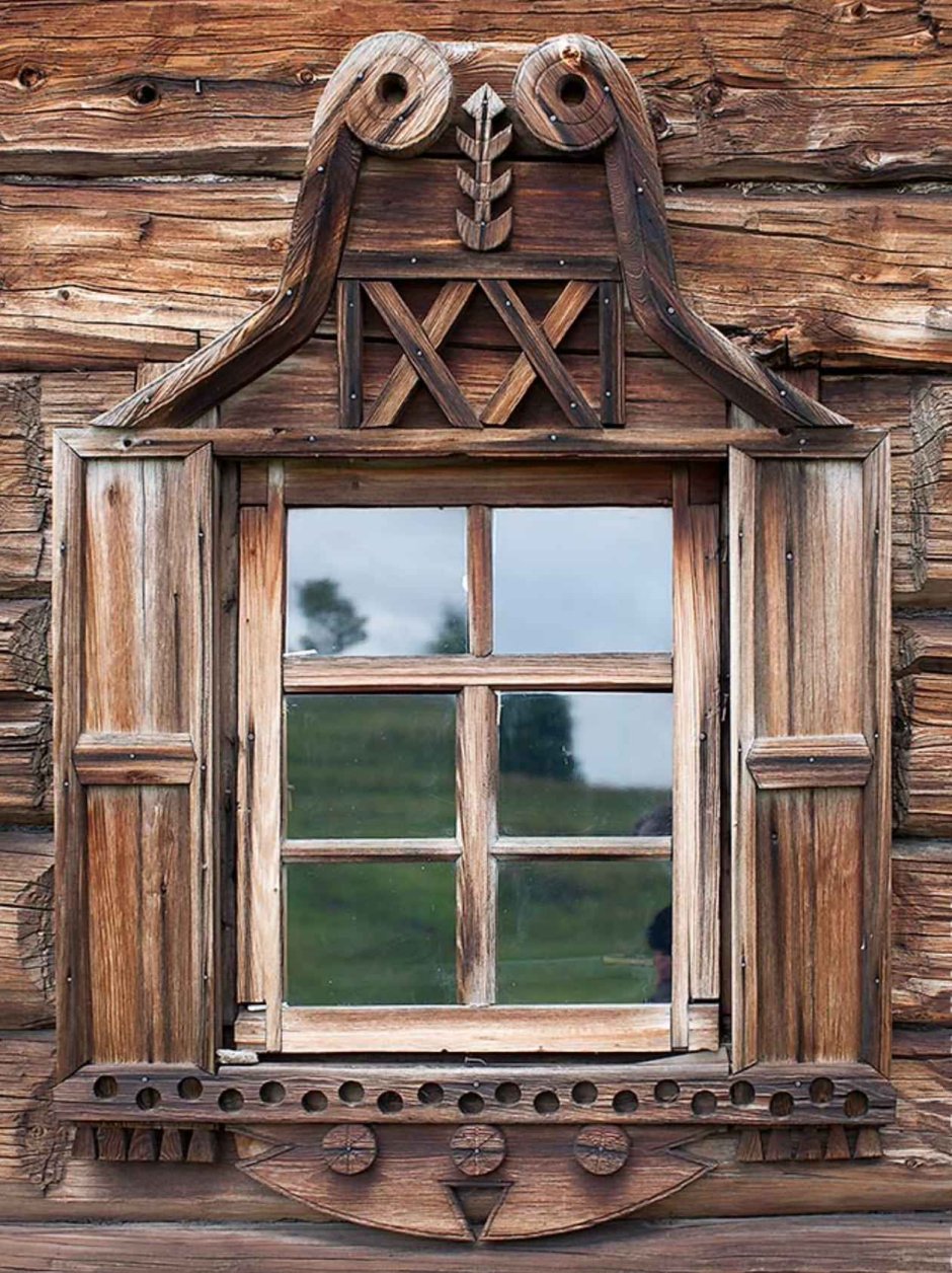 Деревянная стена с окном