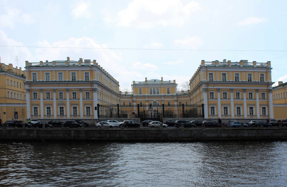 Аничкин дворец в Санкт-Петербурге сад