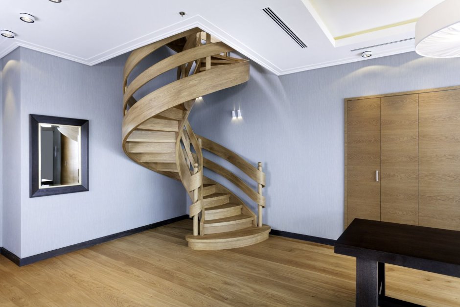 Полувинтовая лестница на второй этаж