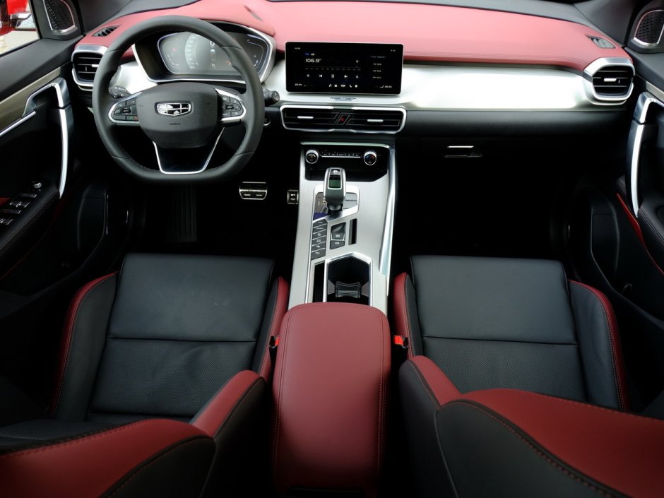 Geely Coolray красный салон