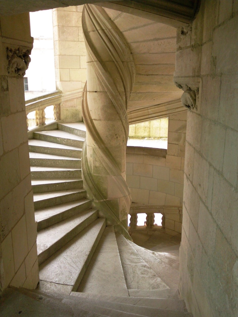 Замок Шамбор во Франции интерьер лестница