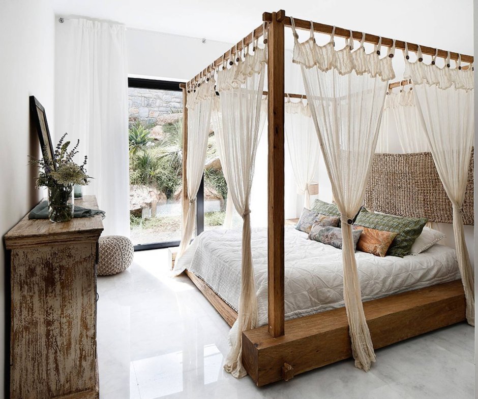 Кровать с балдахином из дерева