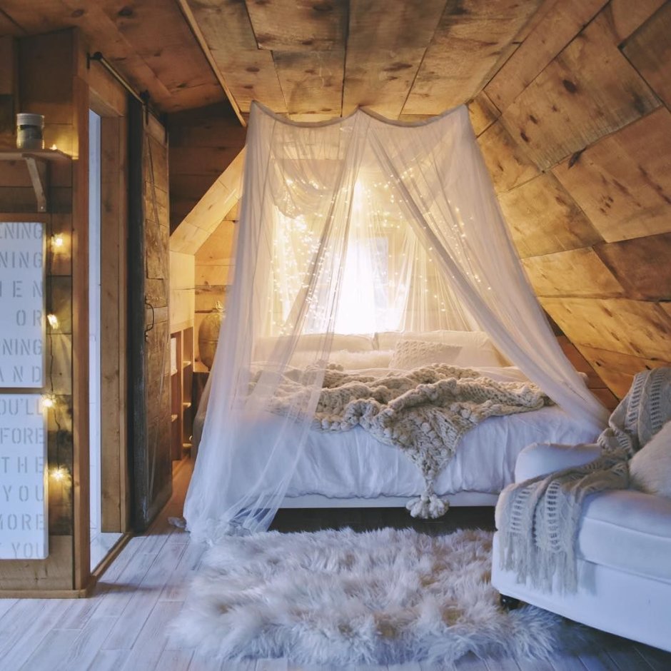 Спальня на мансарде с балдахином