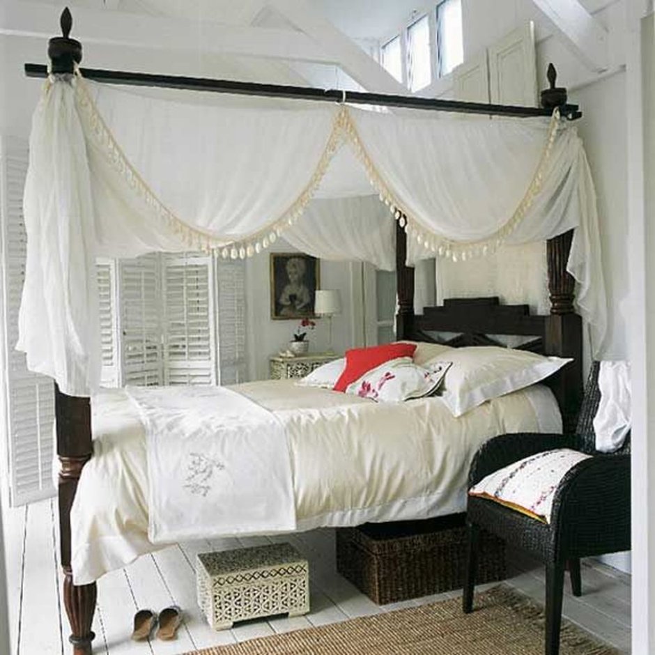 Двуспальная кровать с подвесным балдахином