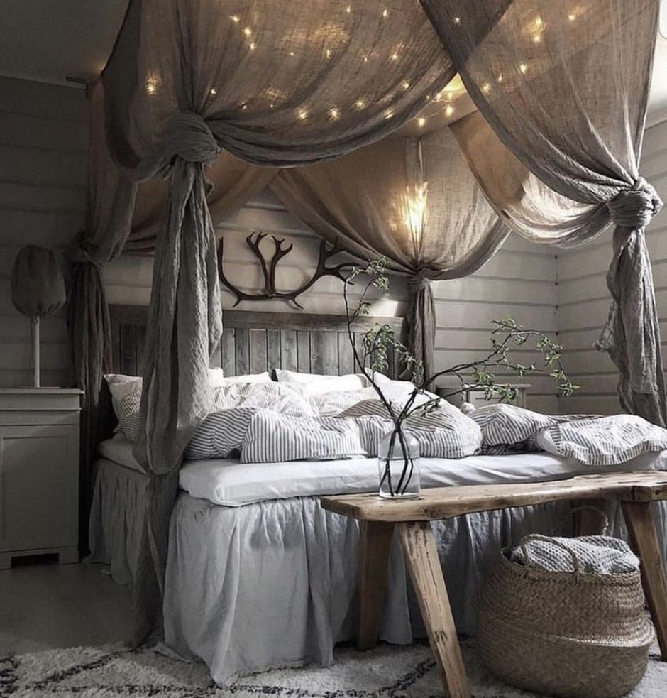 Кровать с балдахином в стиле лофт