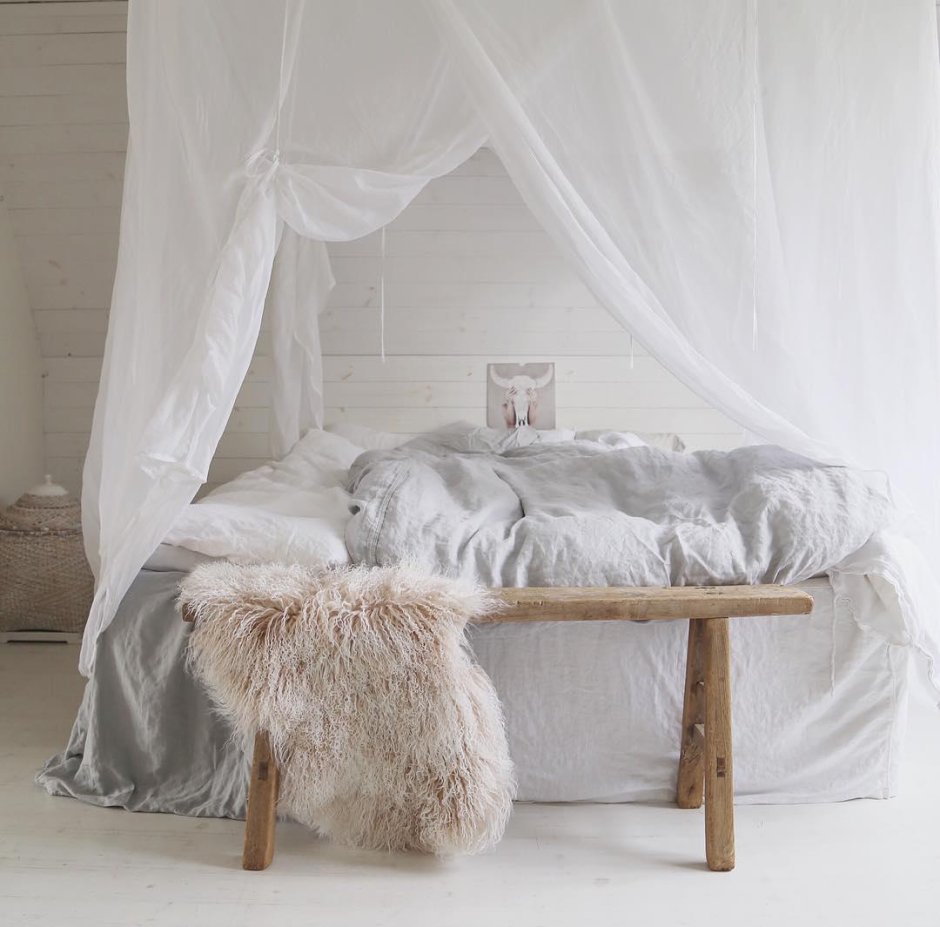 Спальня в скандинавском стиле с балдахином