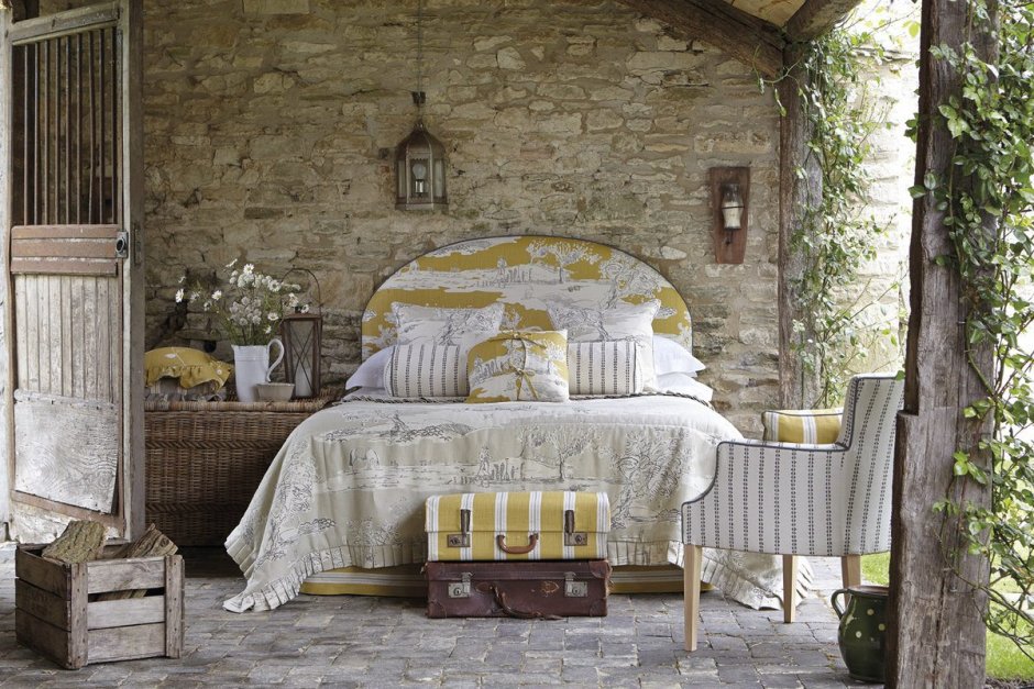 Кровать в алькове в деревенском стиле