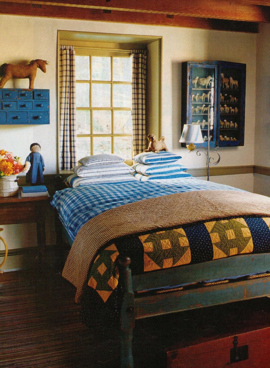 Синяя спальня в стиле Кантри