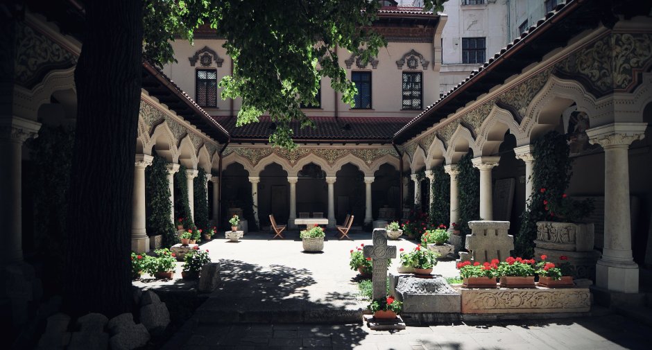 Внутренний дворик монастыря Мзоврети Грузия