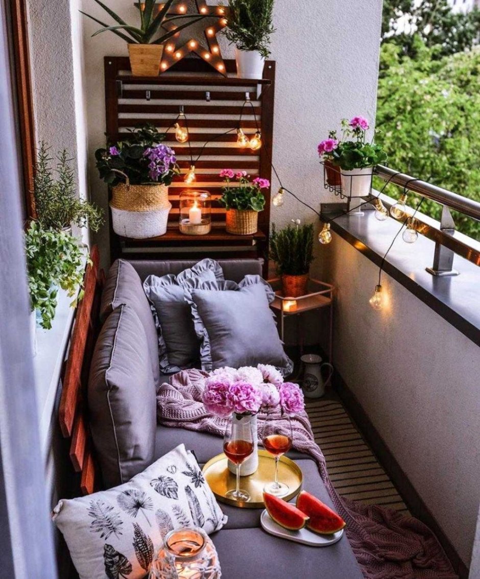 Балкон за окном для цветов