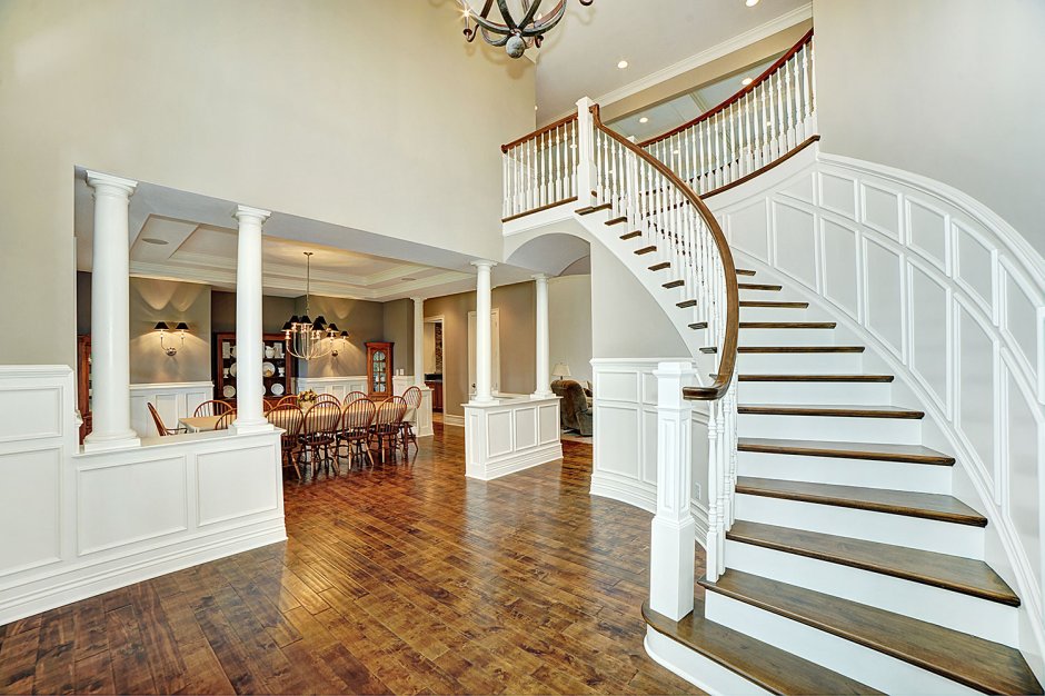 Taylor Swift pictures Home on the Stairs