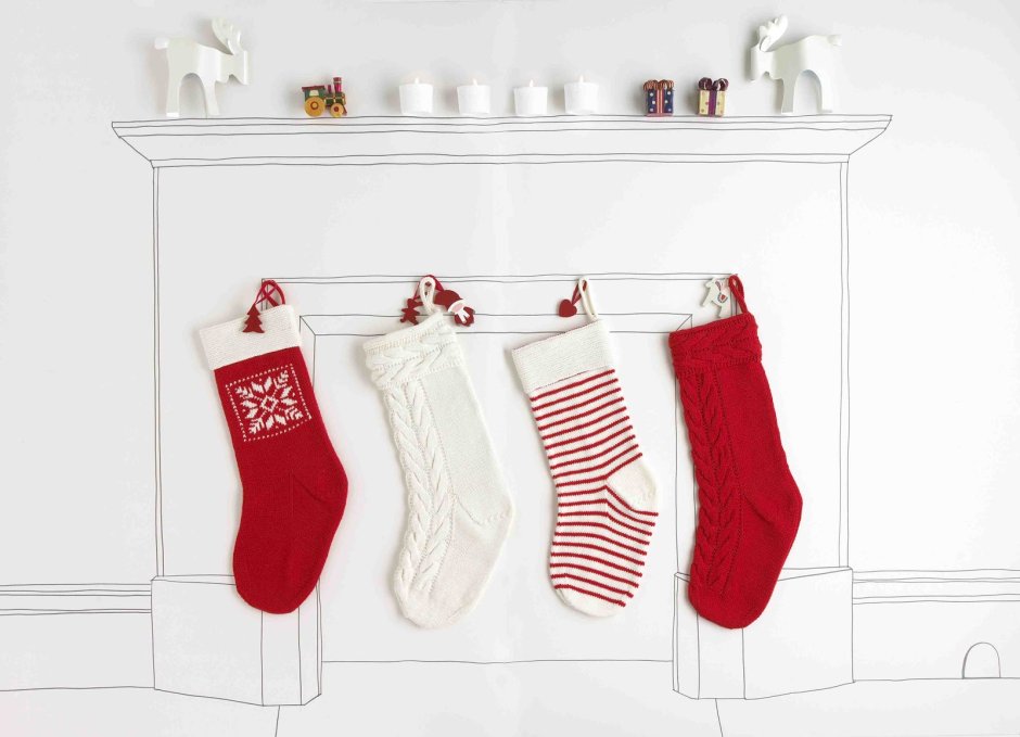 Вязаный новогодний носок в интерьере детской комнаты