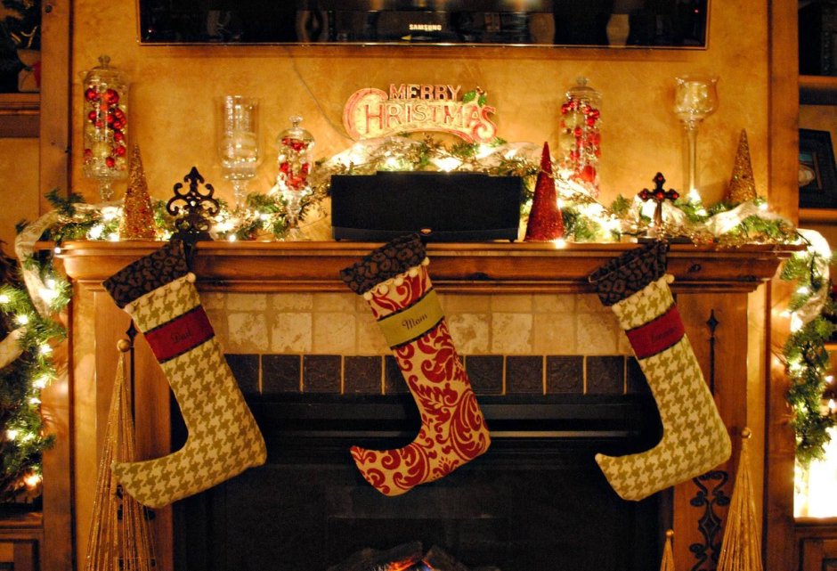 Рождественские носки над камином
