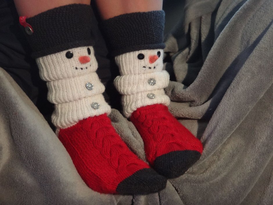 Вязаные носки со снеговиком