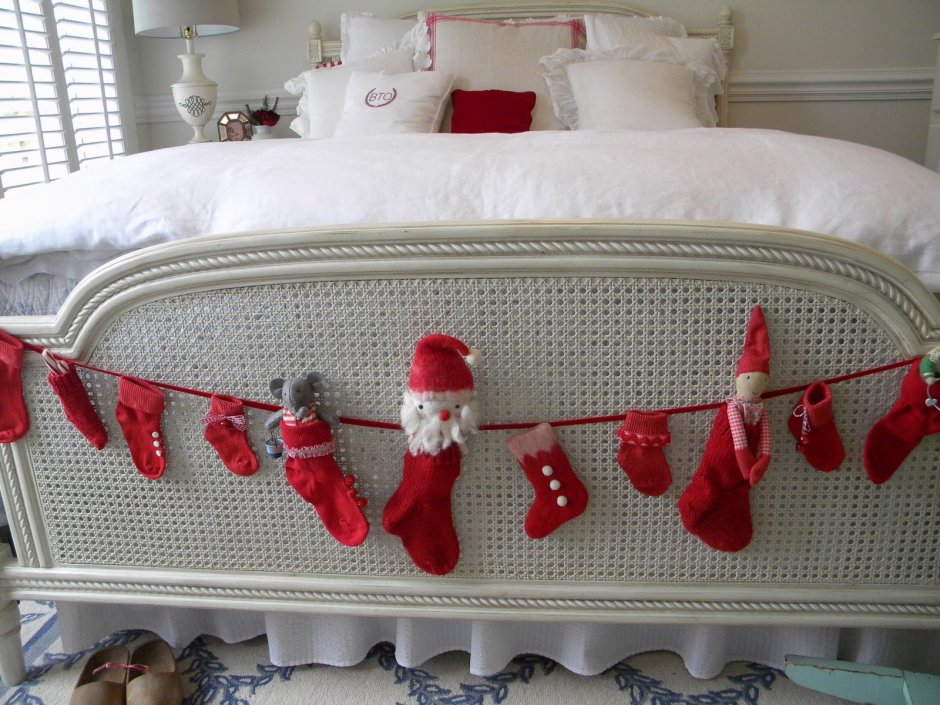 Рождественские носки над кроватью
