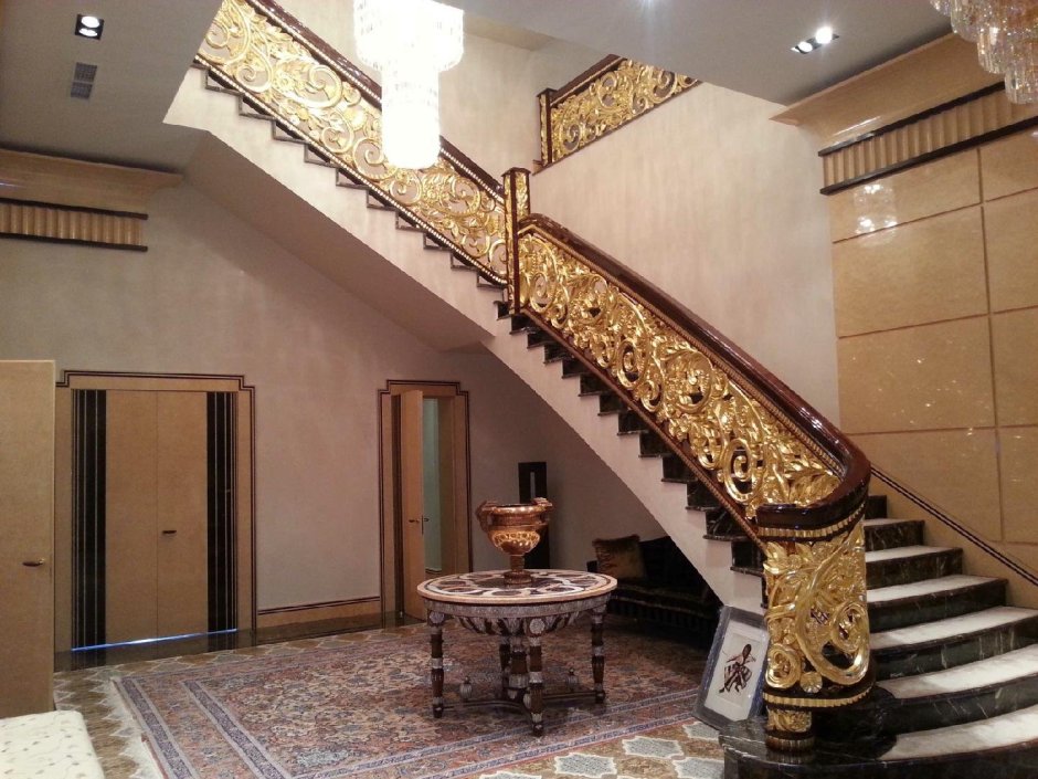 Лестница с золотом