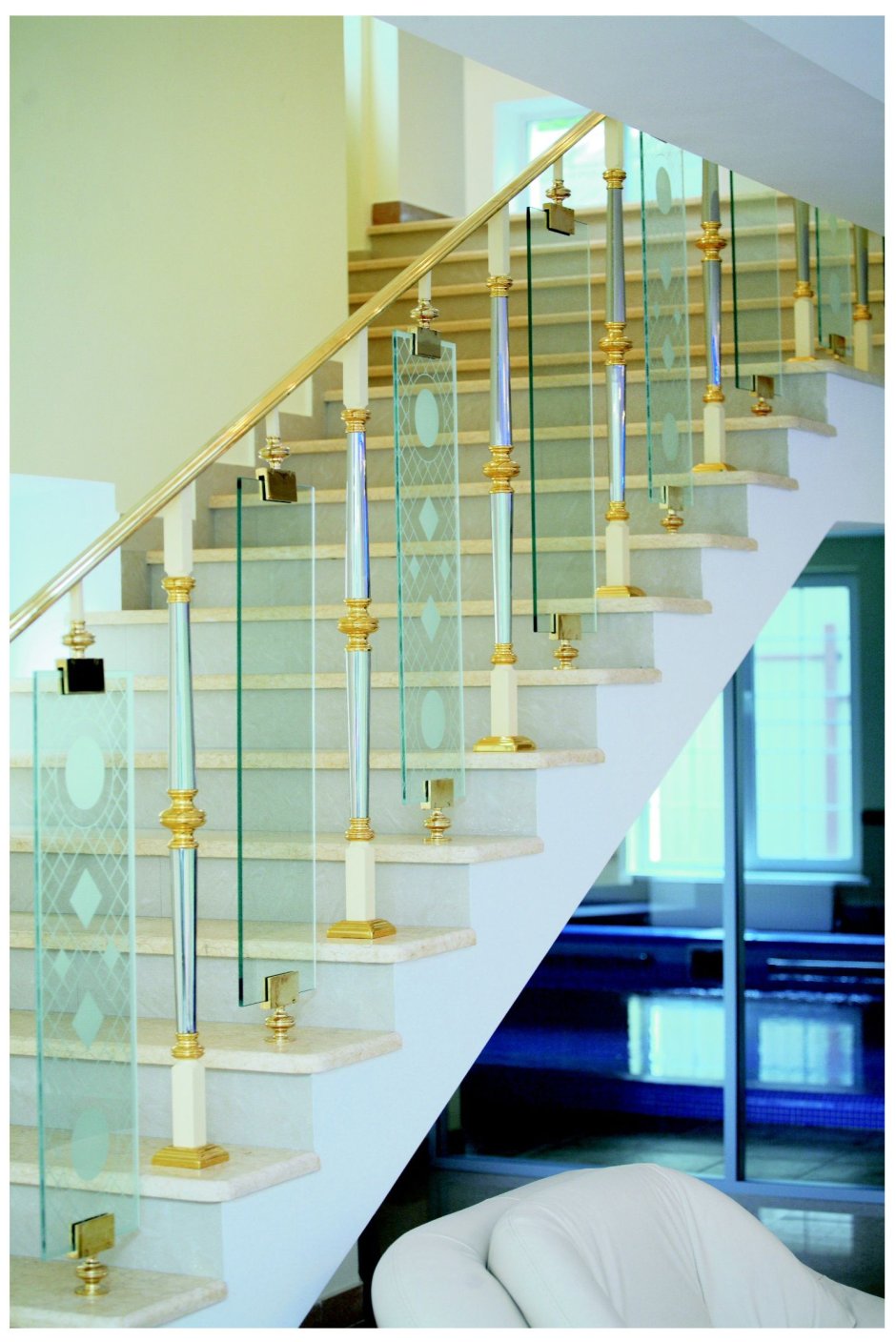 Лестница со стеклянными вставками