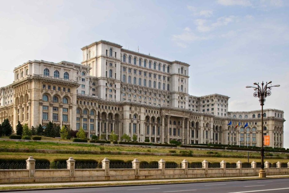 Дворец парламента Бухарест и футбольное поле