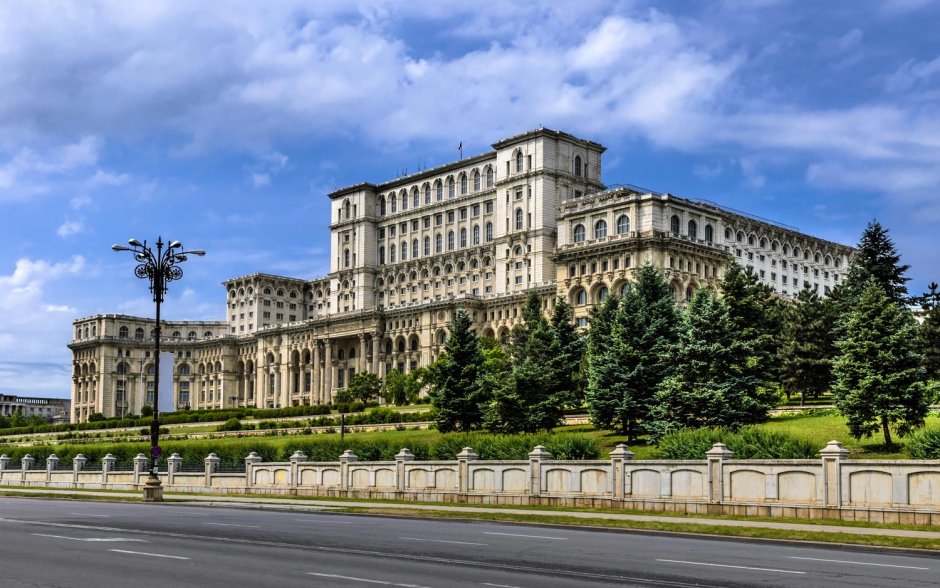 Фото фасад парламент Румынии 2016
